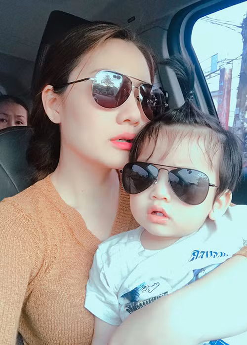 Dù còn nhỏ nhưng bé Phôi đã được bố mẹ chăm chút kỹ lưỡng về ăn mặc.