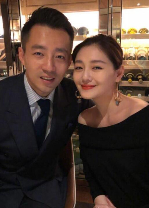 Nữ diễn viên sinh năm 1976 rạng rỡ bên ông xã trong các sự kiện. Ảnh: QQ