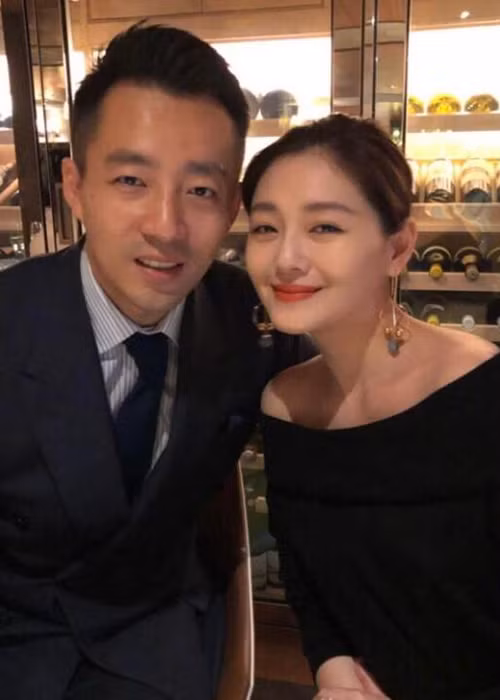 Nữ diễn viên sinh năm 1976 rạng rỡ bên ông xã trong các sự kiện. Ảnh: QQ