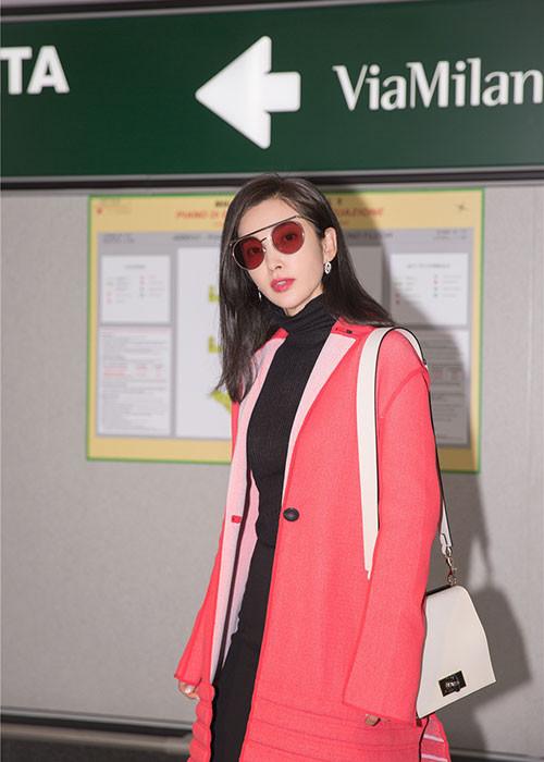 Trước đó, Lý Băng Băng gây chú ý khi xuất hiện tại sân bay tham gia Tuần lễ Thời trang Milan. Ảnh: Sina