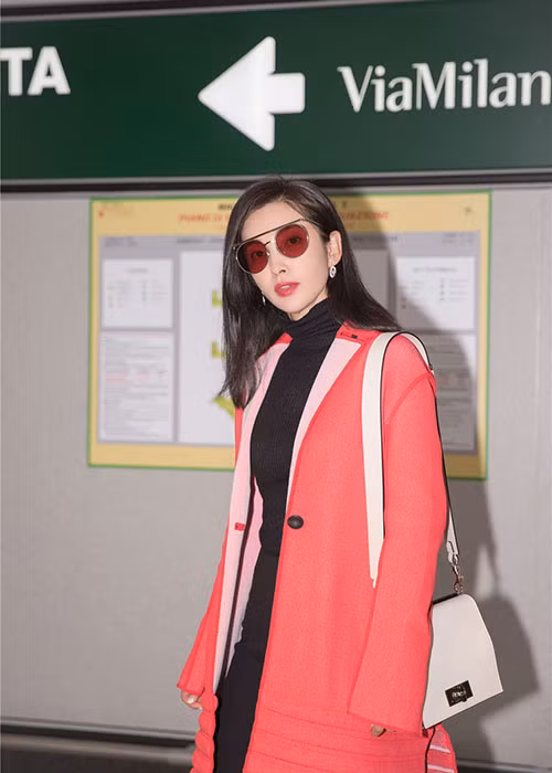 Trước đó, Lý Băng Băng gây chú ý khi xuất hiện tại sân bay tham gia Tuần lễ Thời trang Milan. Ảnh: Sina