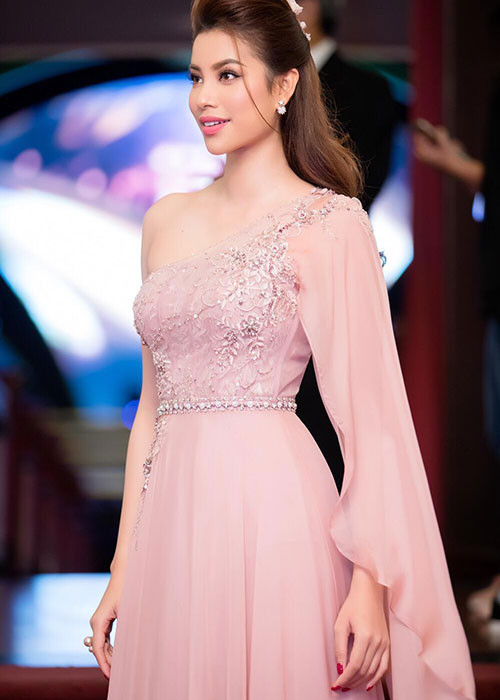 Phạm Hương vẫn giữ được độ hot sau khi hết nhiệm kỳ Hoa hậu Hoàn vũ Việt Nam.