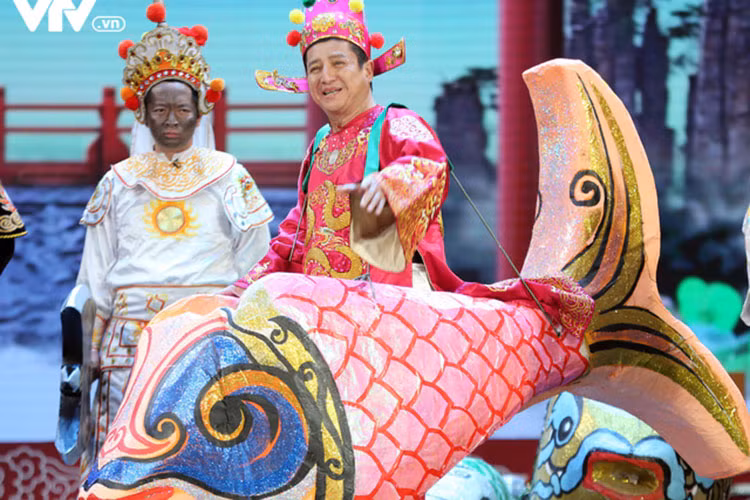 Táo Quy hoạch (Chí Trung) cưỡi cá chép trong buổi chầu năm 2018. Ảnh: VTV