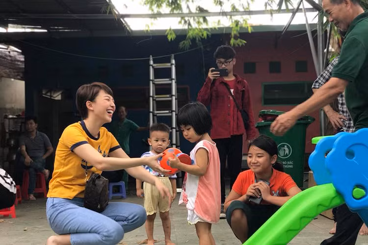 Tóc Tiên vui vẻ đi từ thiện cùng người hâm mộ là một trong những tin tức sao Việt trong ngày 1/2.