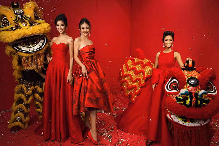 H’hen Niê, Hoàng Thùy và Mâu Thủy khoe dáng bên cạnh những chú lân – biểu tượng may mắn của ngày Tết. Top 3 Hoa hậu Hoàn vũ Việt Nam 2017 mỗi người một vẻ nhưng đều tươi tắn.
