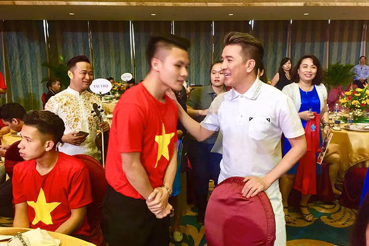 Quang Hải lễ phép chào hỏi Mr Đàm. Cách đây ít này, cả hai đã có dịp gặp gỡ ở đêm Gala vinh danh đội tuyển Việt Nam.