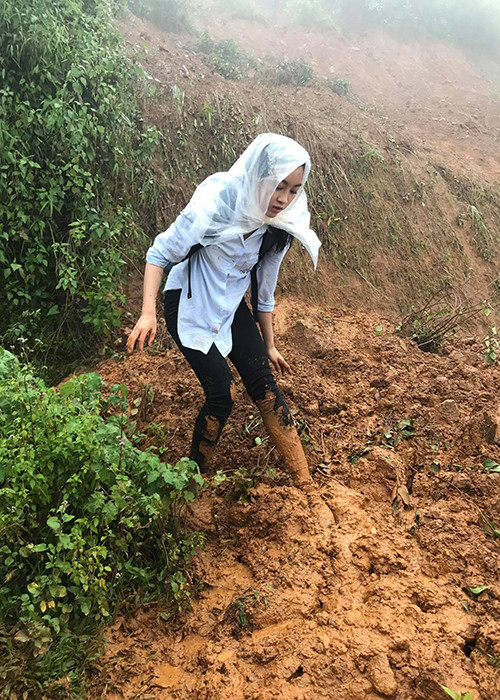 Thực hiện dự án nhân ái "Cõng điện lên bản" để mang đến Miss World, người đẹp sinh năm 1996 đã trải qua không ít vất vả bởi thời điểm thực hiện dự án này rơi vào đúng đợt mưa lớn gây lũ lụt.