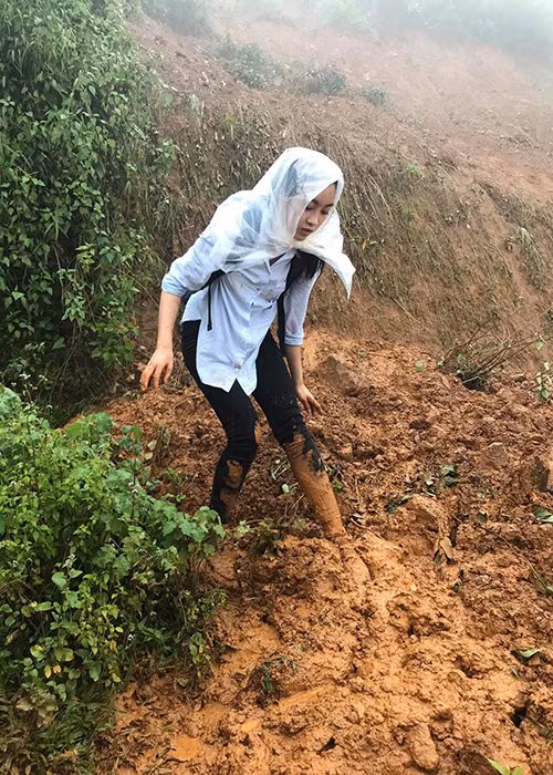 Thực hiện dự án nhân ái "Cõng điện lên bản" để mang đến Miss World, người đẹp sinh năm 1996 đã trải qua không ít vất vả bởi thời điểm thực hiện dự án này rơi vào đúng đợt mưa lớn gây lũ lụt.