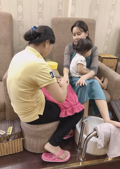 Cô con gái út của Lưu Hương Giang bám mẹ không rời.