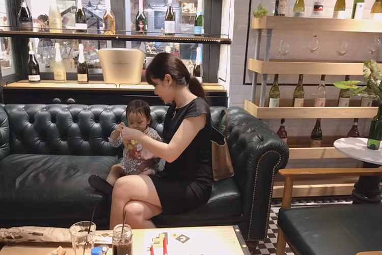 Trước đó, trên trang cá nhân, Lưu Hương Giang thường xuyên chia sẻ hình ảnh bé Misu nhưng giấu mặt con gái.