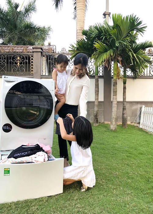 Nhóc tì cất tiếng khóc chào đời vào tháng 5/2016 và có tên thật là Tú Anh.