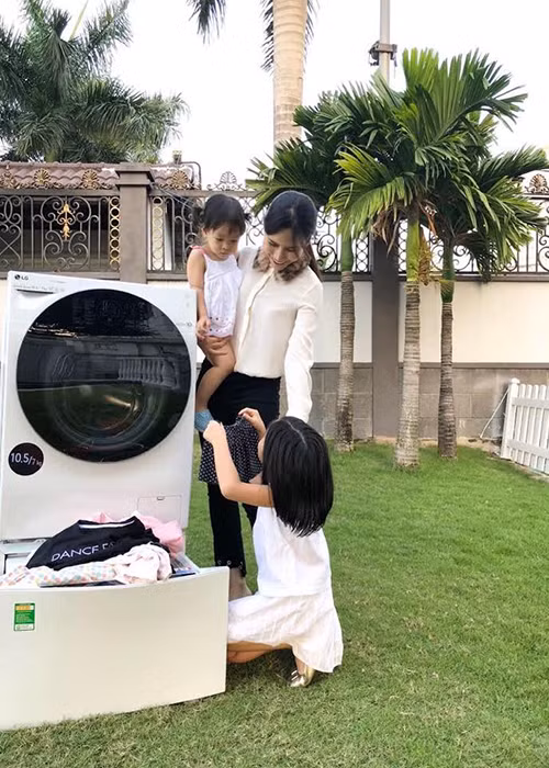 Nhóc tì cất tiếng khóc chào đời vào tháng 5/2016 và có tên thật là Tú Anh.