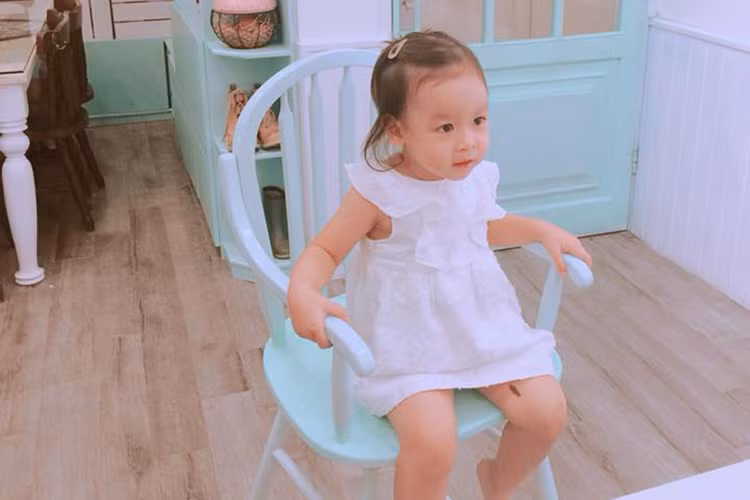 Gần đây, nữ ca sĩ Lưu Hương Giang lần đầu khoe ảnh rõ mặt bé Misu.