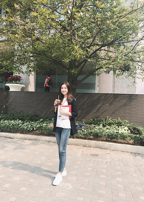 Dù bận rộn với các hoạt động giải trí nhưng Đỗ Mỹ Linh không hề chểnh mảng việc học tập.