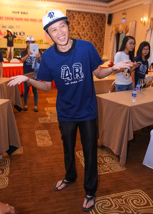 Nam danh hài có chiều cao hơn 1m7 nhưng cân nặng chỉ hơn 50 kg. Ảnh: Báo giao thông