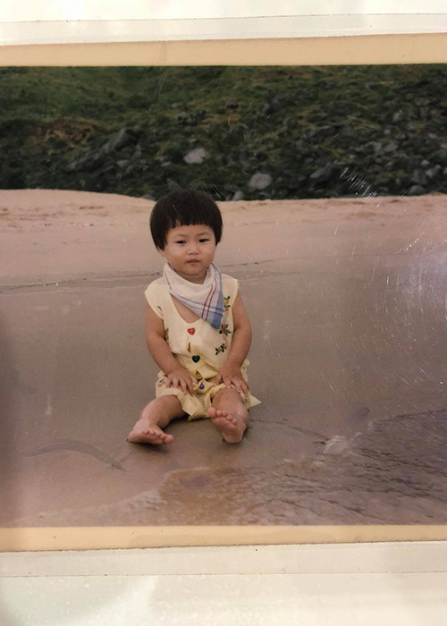 Hương Tràm bật mí hình ảnh để tóc ngắn khi còn rất nhỏ.