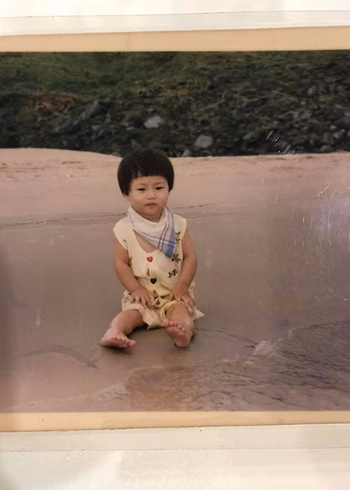 Hương Tràm bật mí hình ảnh để tóc ngắn khi còn rất nhỏ.