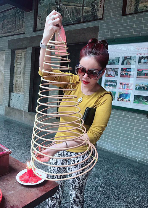 Nữ diễn viên hài tâm sự, thời gian qua cô chỉ biết đọc kinh để cầu nguyện cho mọi chuyện nhanh chóng qua đi.