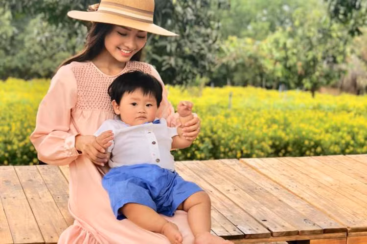 Con trai Khánh Hiền ngày càng bụ bẫm, đáng yêu.