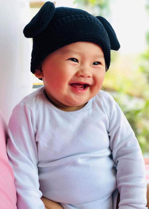 Con trai của Khánh Hiền được đặt tên là Eric. Cậu nhóc trông khá bụ bẫm, đáng yêu.