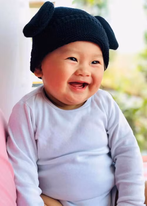 Con trai của Khánh Hiền được đặt tên là Eric. Cậu nhóc trông khá bụ bẫm, đáng yêu.