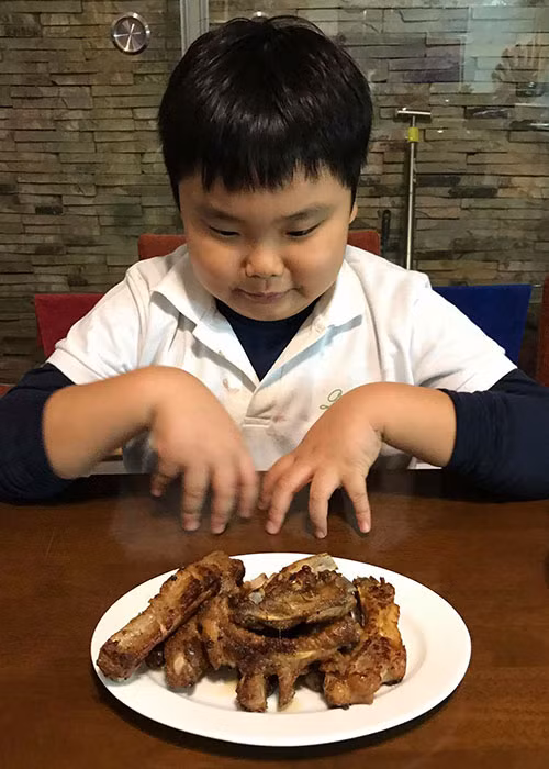 Cùng bố tham gia chương trình "Bố ơi, mình đi đâu thế?", bé Bi Béo được yêu mến bởi sự hồn nhiên, thông minh, lém lỉnh.