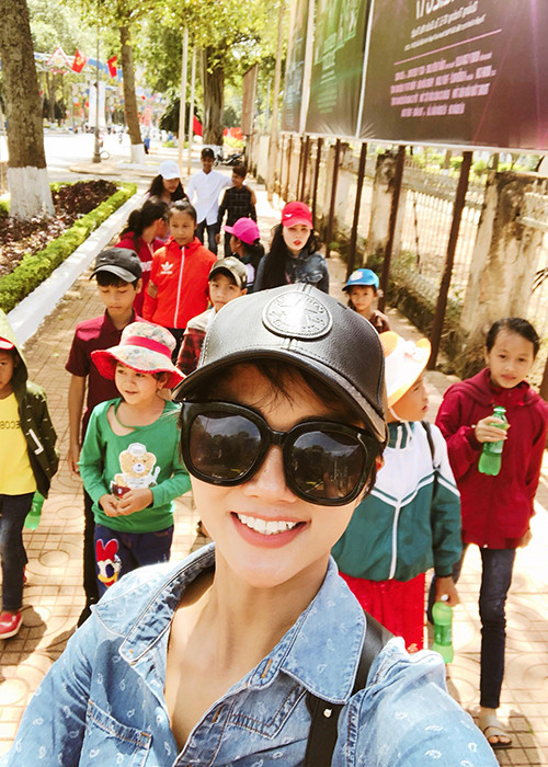 Dịp Tết, H'hen Niê còn tổ chức chuyến du xuân cho các em nhỏ trong buôn làng của mình.