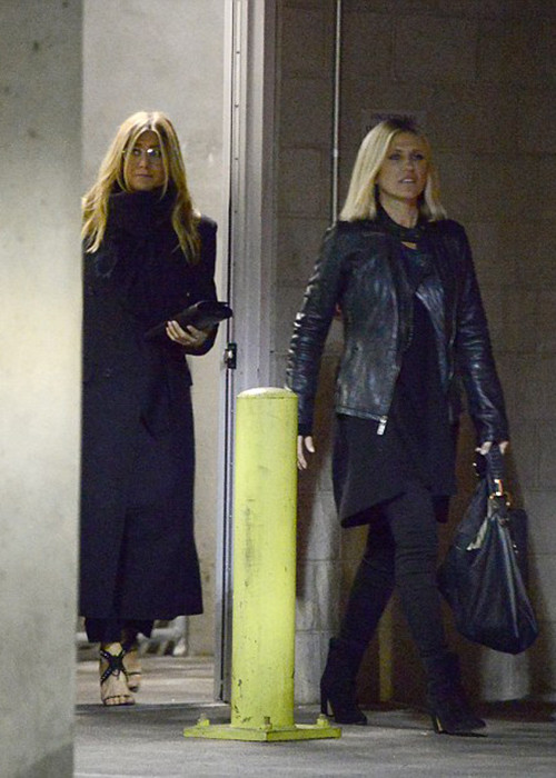 Mới đây, Jennifer Aniston bị bắt gặp đến ủng hộ bạn thân Jason Bateman ra mắt một bộ phim.