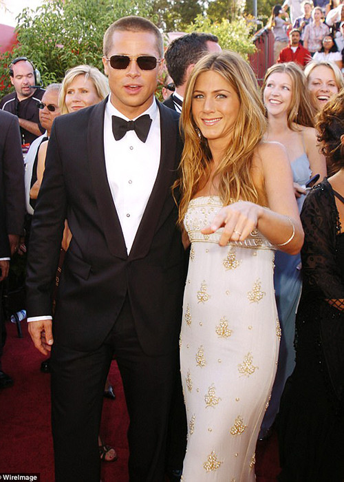 Trước khi đến với Justin, Jennifer từng kết hôn với Brad Pitt. Cả hai gắn bó từ năm 2000 đến năm 2005.