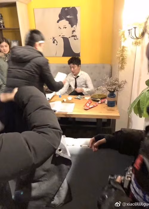 Giả Nãi Lượng vẫn chú tâm vào công việc giữa ồn ào bà xã Lý Tiểu Lộ vướng scandal ngoại tình với rapper PGone. Ảnh: Weibo