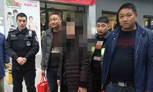 Cảnh sát hộ tống bà Lee cùng 5 túi vải đựng đầy tiền. Ảnh: Sina