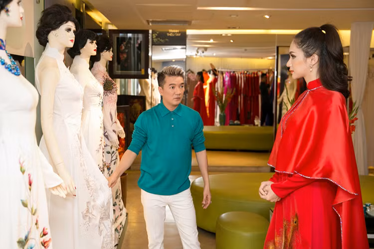 Được biết, ngay thời điểm xuất hiện thông tin Hương Giang thi Hoa hậu Chuyển giới Quốc tế 2018, Đàm Vĩnh Hưng là một trong những nghệ sĩ thể hiện sự ủng hộ hết mình bên cạnh nhiều nghệ sĩ khác như Cao Thái Sơn, Trang Pháp, Trung Quân Idol, Hòa Minzy… Không chỉ vậy, nam ca sĩ dự định sang Thái Lan tham dự đêm chung kết của cuộc thi để ủng hộ đàn em.