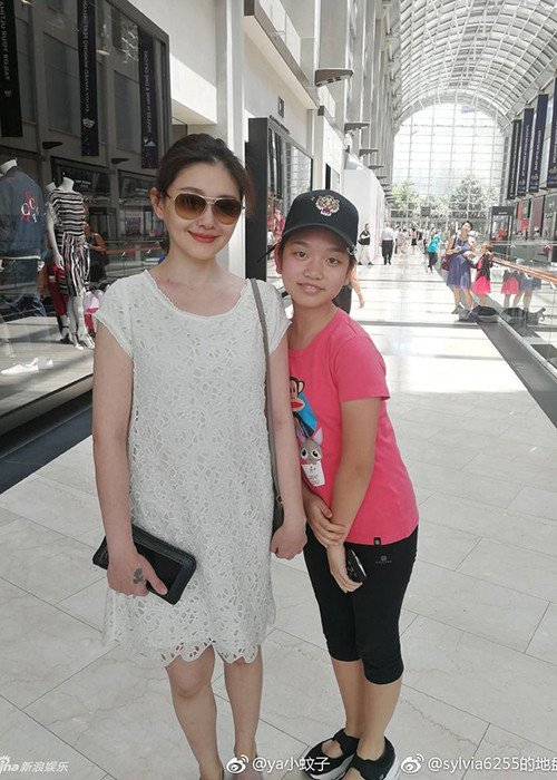 Bà mẹ hai con được khen trẻ trung, xinh đẹp. Ảnh: Weibo