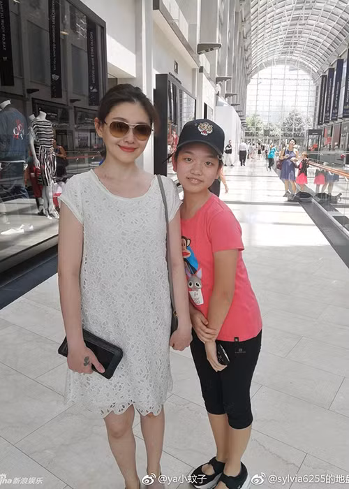 Bà mẹ hai con được khen trẻ trung, xinh đẹp. Ảnh: Weibo