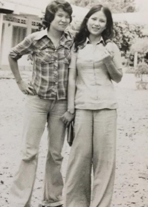 Minh Vượng diện mốt quần loe, áo caro vào năm 1982.