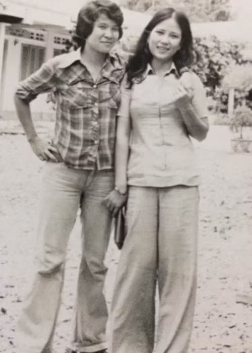 Minh Vượng diện mốt quần loe, áo caro vào năm 1982.