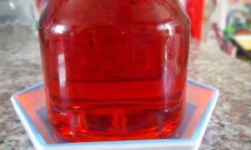 Sau khi tắt bếp, khuấy thêm chừng 15-20 phút nữa để tinh dầu nguội bớt rồi đổ vào lọ thủy tinh, đậy nắp dùng dần.