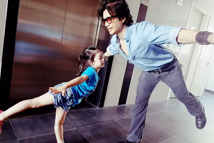 Vợ chồng Dustin Nguyễn hiện có 2 cô con gái: bé Sky và bé Scarlet.