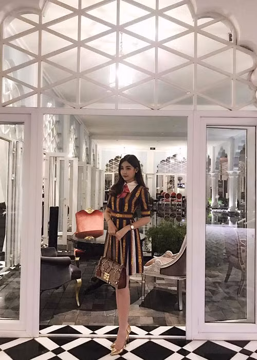 Ngân Anh gặp áp lực khi có nguy cơ bị thu hồi vương miện nhưng cô vẫn vui vẻ đón sinh nhật bên bố mẹ.