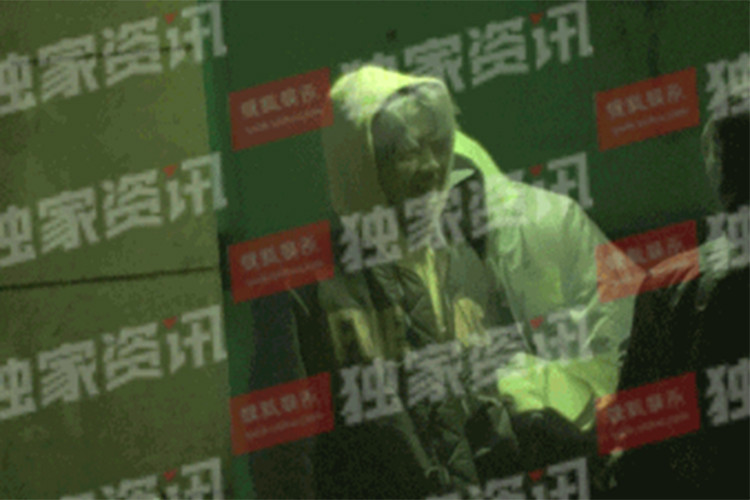 Trong lúc đợi xe, Quan Hiểu Đồng tựa vai, ôm Luhan. Trang Sohu còn ghi lại hình ảnh cô ở lại qua đêm ở nhà của bạn trai. Ảnh: Sohu