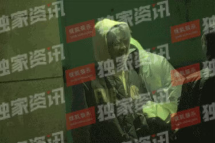 Trong lúc đợi xe, Quan Hiểu Đồng tựa vai, ôm Luhan. Trang Sohu còn ghi lại hình ảnh cô ở lại qua đêm ở nhà của bạn trai. Ảnh: Sohu