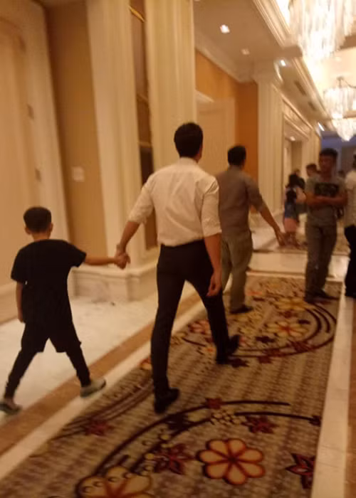 Trong khi Hồ Ngọc Hà đang bận trang điểm chuẩn bị cho một sự kiện vào cuối năm 2017, Kim Lý ân cần dắt tay bé Subeo. Ảnh: Vietnamnet