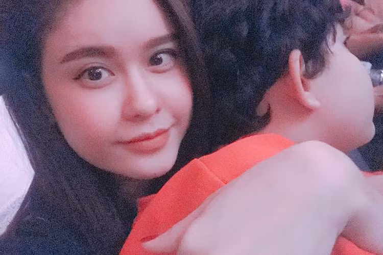 Trương Quỳnh Anh đưa con trai đi xem đêm nhạc của Mỹ Tâm.