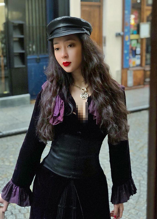 Chia sẻ hình ảnh cá tính, sành điệu, Hoa hậu Nguyễn Thị Huyền khiến nhiều người bất ngờ bởi gương mặt thon gọn hơn. Ảnh: FBNV