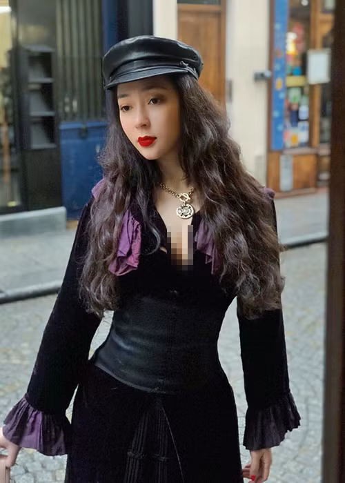 Chia sẻ hình ảnh cá tính, sành điệu, Hoa hậu Nguyễn Thị Huyền khiến nhiều người bất ngờ bởi gương mặt thon gọn hơn. Ảnh: FBNV