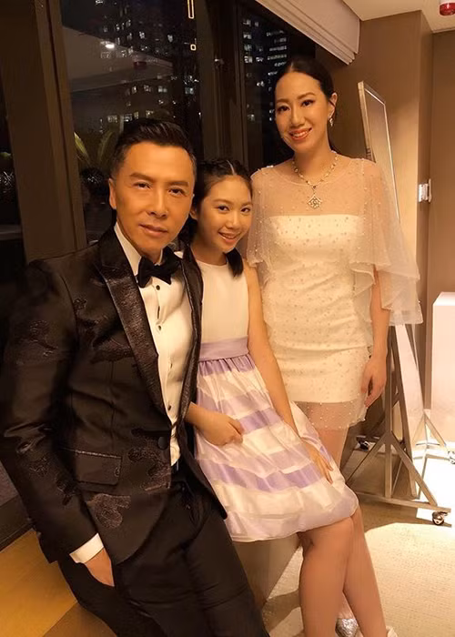 Vợ chồng Chân Tử Đan thường xuyên đưa con gái cưng tham gia các sự kiện. Ảnh: FBNV