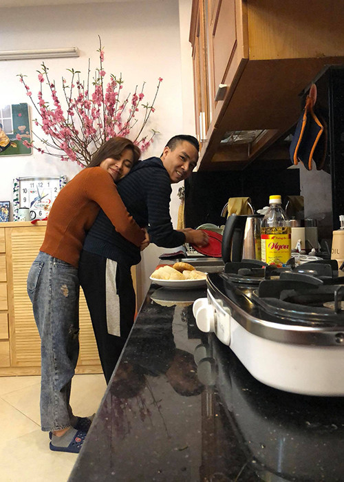 MC Hoàng Linh khoe chồng sắp cưới vào bếp nấu ăn.