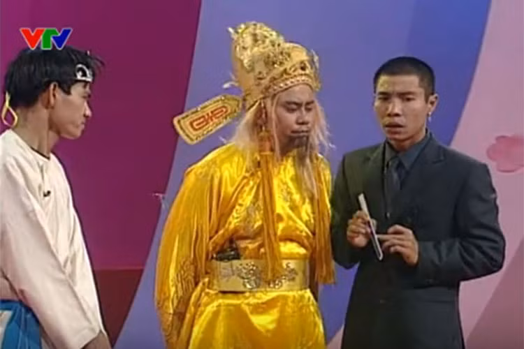 Năm 2003, Táo Quân lần đầu tiên lên sóng. Trong chương trình, Bắc Đẩu do Công Lý thủ vai đeo khuyên tai, lúc nào cũng dũa móng tay. Ảnh: VTV