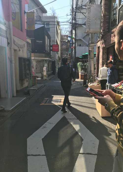 Theo một cư dân mạng, Bi Rain và Kim Tae Hee đã mua bánh ngọt để mang về. Ảnh: Instagram.