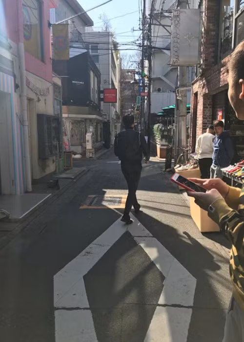 Theo một cư dân mạng, Bi Rain và Kim Tae Hee đã mua bánh ngọt để mang về. Ảnh: Instagram.